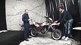 In un garage puoi riparare bici, moto, auto e ... trans snapshot 1