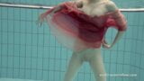 Katya Okuneva stript in haar rode lingerie onder water snapshot 7