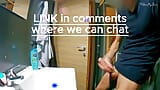 Mijn grote dikke homo pik aftrekken in een openbaar hostel Werry risicovolle video sperma spreidt zich uit in de badkamer snapshot 10