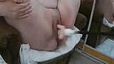 Uma máquina de sexo leva a buceta carnuda de uma madrasta ao orgasmo snapshot 6