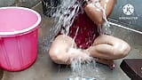 Ibu rumah tangga India lagi asik mandi snapshot 7