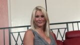 Blonde milf wordt gek als haar kutje gevuld is met sperma snapshot 2