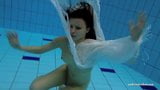 Kristy, bombasse sexy aux gros seins dans la piscine snapshot 2