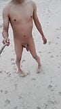 Linda trans juega desnuda con los pies y el culo al aire libre, disfrútalo snapshot 6