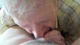 Il nonno dentato ne succhia uno bello! snapshot 3