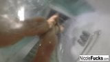 Порнозірка Ніколь Еністон приймає довгий гарячий душ snapshot 13