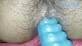 Ik penetreer mijn anus met mijn nieuwe speeltje, een blauwtje, het is erg aangenaam. snapshot 5