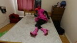 Sissy cameriera incatenata al letto in castità, imbavagliata e guanti bondage in pelle ammanettati snapshot 16