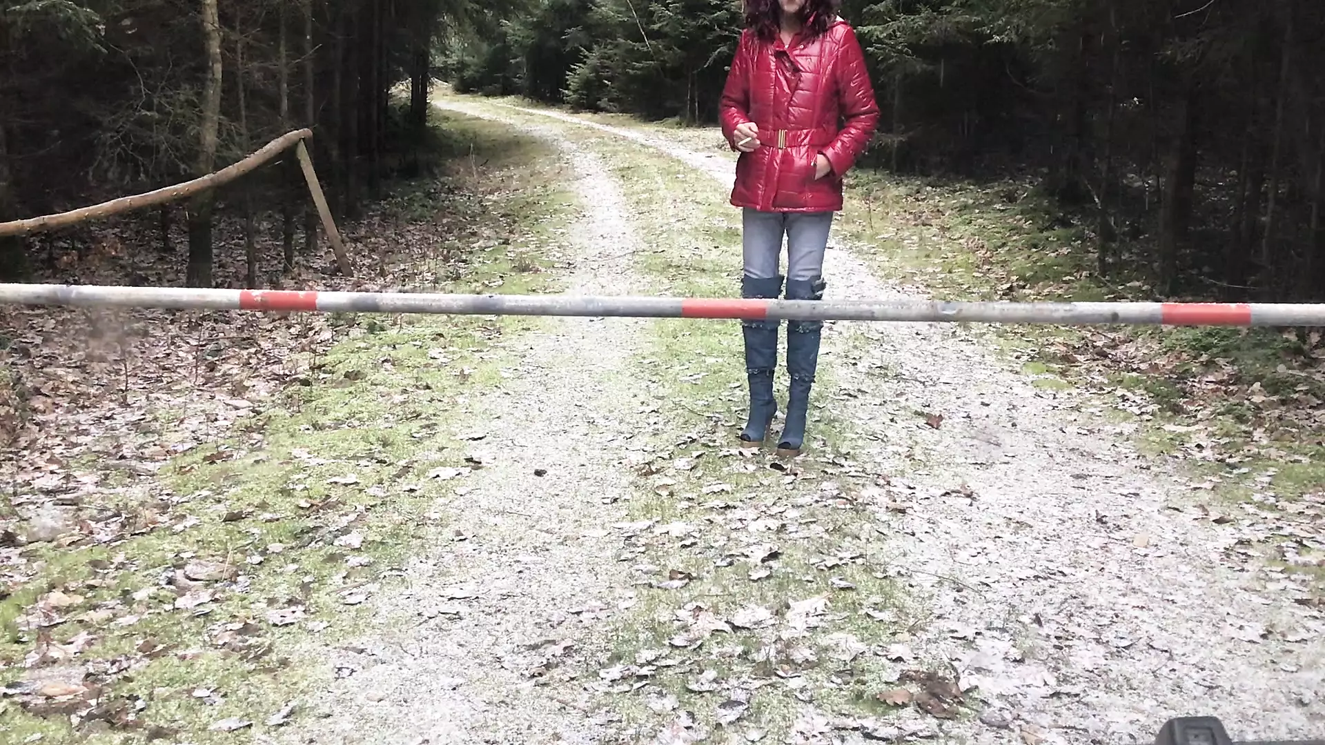 光沢のあるブーツのあるアウトドア