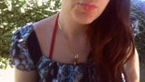 Nicoletta porte une grande couche dans un jardin public snapshot 18