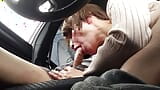 Pompino in macchina, adoro cose erotiche emozionanti! snapshot 12