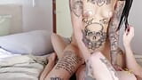 Des gothiques lesbiennes tatouées glissent leur langue dans une chatte douce snapshot 16