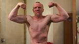 Muskulös pappa kroppsbyggare flexar muskler i gym väst sedan remsor naken och runkar av sin stora kuk! snapshot 5