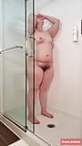 Mollige milf die na het werk een hete douche neemt snapshot 1