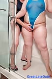 Chubby Hot Wife broyant en maillot de bain après s'être amusé dans la piscine snapshot 10