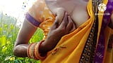 Indian outdoor milk sex Beauty ne khet me jakar maja Kiya  snapshot 6