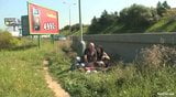 Couple coquin, sexe en public au bord de la route snapshot 1