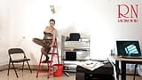 En naken sekreterare tvättar en lampa på regissörens kontor. Slampan visar sin fitta och röv. c1 snapshot 19