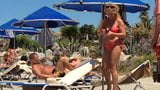 Bonita milf en la playa en bikini naranja snapshot 1