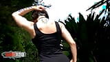 Mulheres musculosas removendo suas roupas na natureza snapshot 3