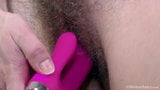 Margaret masturbeert met haar roze vibrator snapshot 14