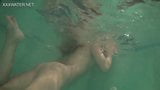 Etwas behaartes Teenie Olga Kukuruzina masturbiert im Pool snapshot 2