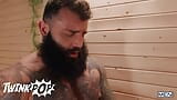 Twink Ryan Bailey gőzölög a szaunában, amikor a tetovált felső, Markus Kage belép és kanossá teszi - TWINKPOP snapshot 20