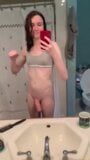 Une jeune trans sexy dans la salle de bain snapshot 2