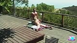 El chico penetra sexy rubia bimbo al aire libre en la terraza en moda retro snapshot 2
