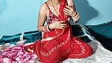 Mooie Desi in een rode saree - seksvideo snapshot 1