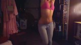 Une fille sexy en legging danse sur les hanches, ne ment pas snapshot 7