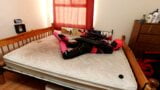 pvc 캣수트와 스틸 순결 벨트의 Armbinder hogtie snapshot 20