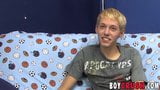 Interviewte blonde Twink Kenny Monroe wichst ab und kommt snapshot 12