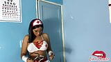 Ролевая игра - возбужденная медсестра хочет трахаться, поэтому она сосет хуй ее пациентки - часть 1 snapshot 5