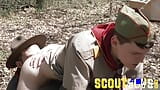 Scoutboys - un scout maître poilu séduit et insémine un scintillement excité snapshot 9