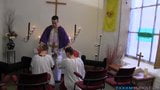 Stoute twinks hebben een freaky anaal trio met een priester snapshot 1