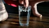 Trinken Sie dickes Sperma im Glas 4k snapshot 7