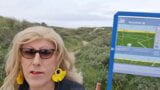 Mevrouw Samantha gaat een strandwandeling maken snapshot 2