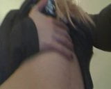 Горячая девушка трахает дилдо ее задницу перед камерой snapshot 4