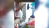 Telugu la ragazza calda che indossa un asciugamano mostra il corpo al fratellastro in bagno snapshot 16