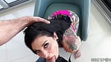 Tattookoningin pornoster Joanna Angel wordt geneukt en opgevouwen door J Mac snapshot 6