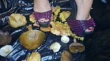 Lady I verplettert paddenstoelen met extreme gaga hoge hakken. snapshot 3