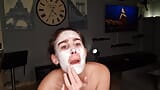Garota chupando meu pau, fazendo um tratamento facial depois de se dar uma máscara facial, irritando os faciais snapshot 6