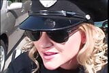 婦人警官が道端で密かに盗賊をファック snapshot 2
