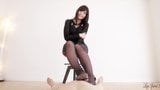 Jambes du Japon - footjob en collants noirs snapshot 17