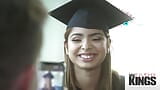 Mijn latina babe hard geneukt vóór haar diploma-uitreiking snapshot 1