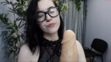 Sexy Teen mit Brille spielt mit riesigem Dildo und ihrer nassen Muschi snapshot 2