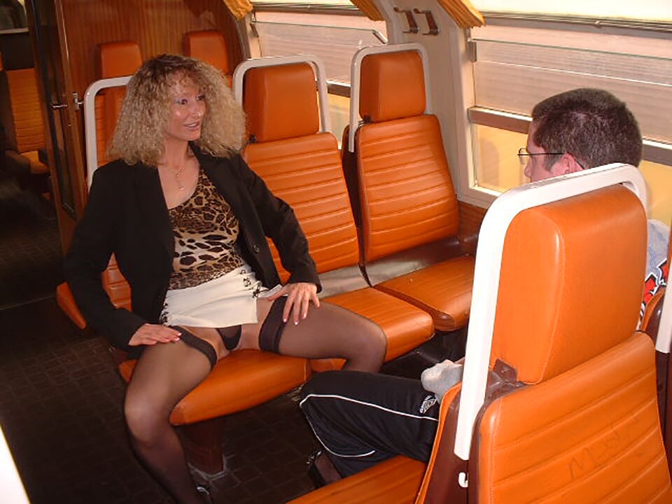 In milf troia con la vergine del treno