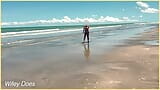 Evli kadın plajda çıplak soyunuyor ve futbolla oynuyor snapshot 8