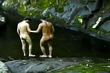 Séance gay passionnée au bord de la rivière snapshot 25
